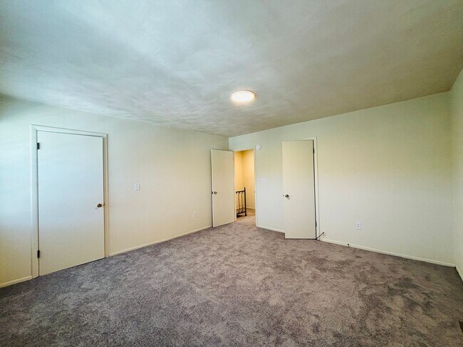 Building Photo - 2 Bedroom, 1.5 Bath Townhouse