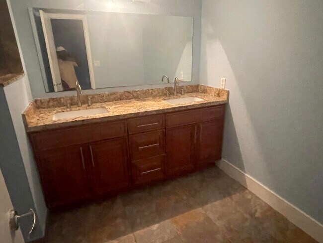 Building Photo - 6667 Racquet Club Dr