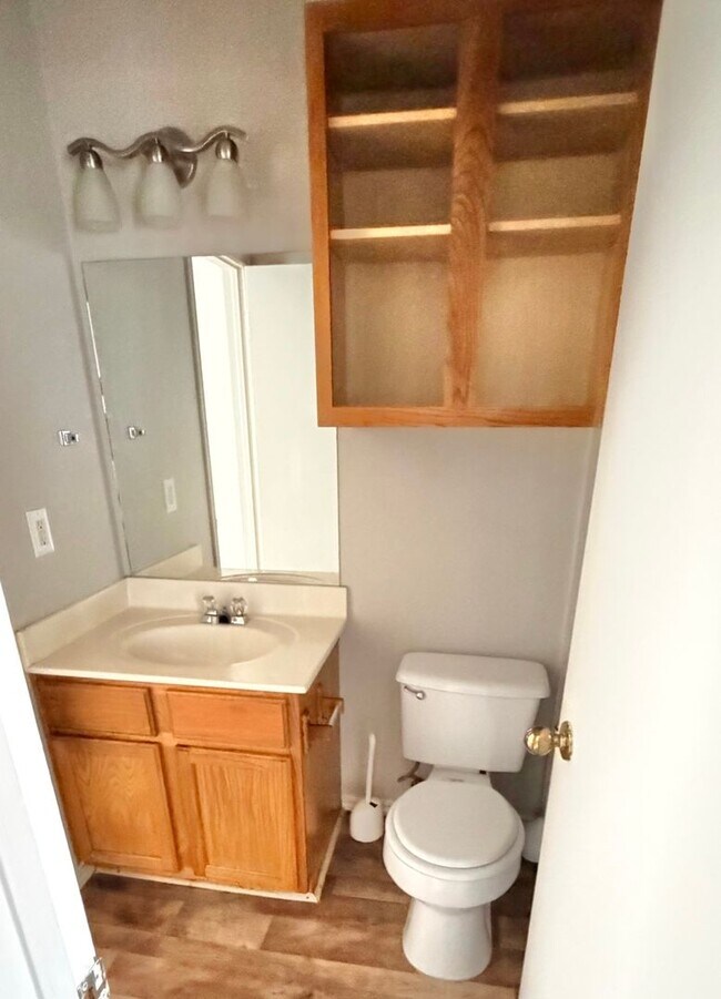 Building Photo - AVAILABLE NOW! - FULLY FURNISHED