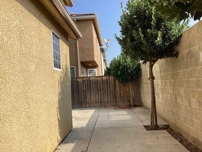 Building Photo - 7082 N Refinement Dr