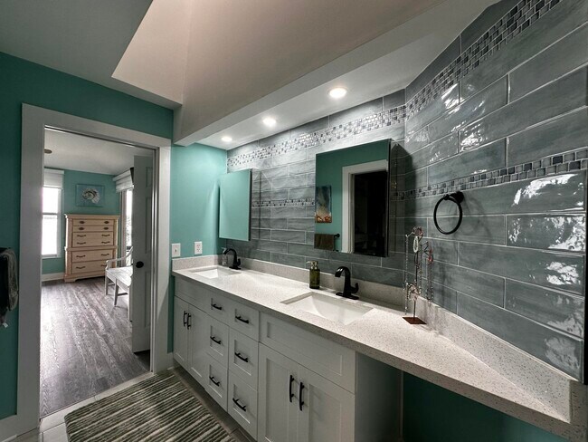 Building Photo - 6142 SE Landing Way