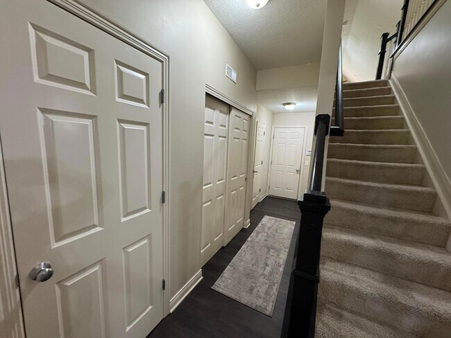 Building Photo - 5985 Inslee Rd