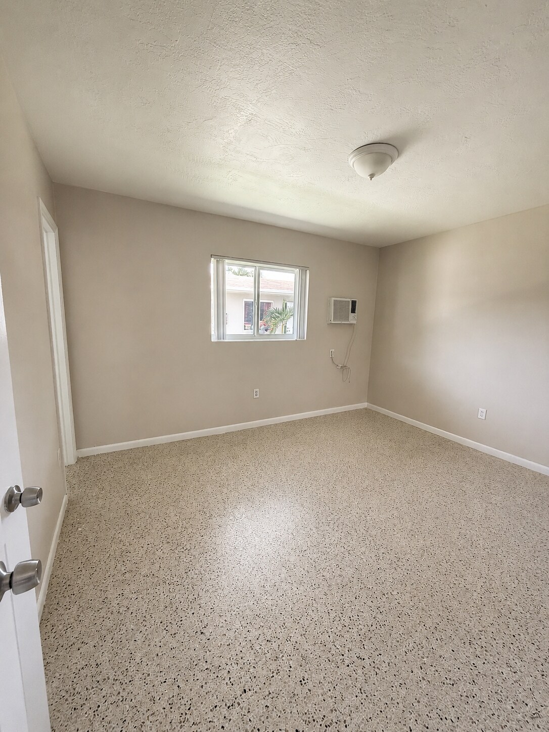 Building Photo - 1040 W 28th St
