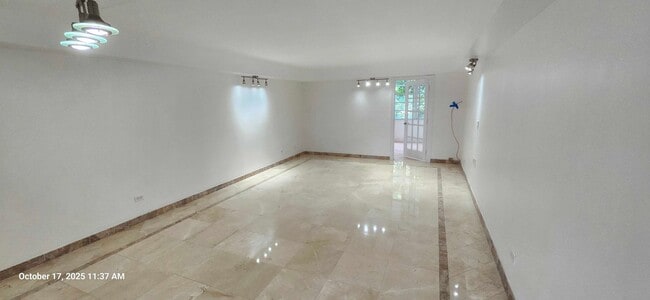 Building Photo - Spacious 1 Bed + Den | 1.5 Bath Apartment ...