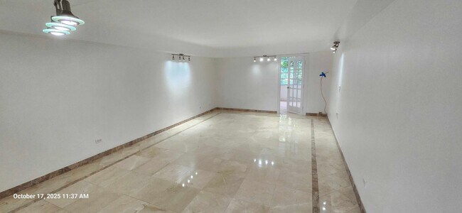 Building Photo - Spacious 1 Bed + Den | 1.5 Bath Apartment by the Canal with Pool