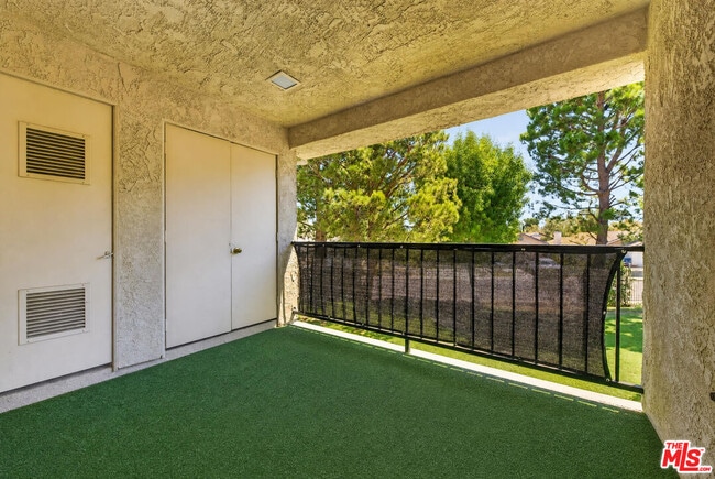Building Photo - 2554 Olive Dr