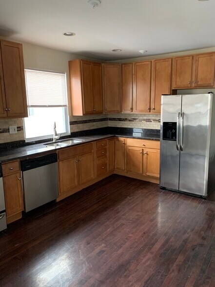 Primary Photo - 4118 N Austin Ave