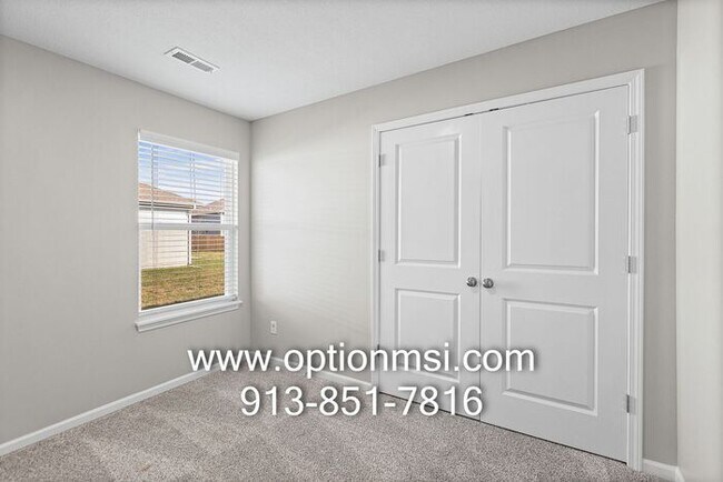 Building Photo - Fresh 3 Bedroom, 2 Bathroom Half Duplex
