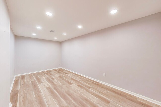Building Photo - Spectacular 3 Bed + LOFT + 3.5 Bath- Custom Kitchen & Master Retreat w/ Beautiful Updates