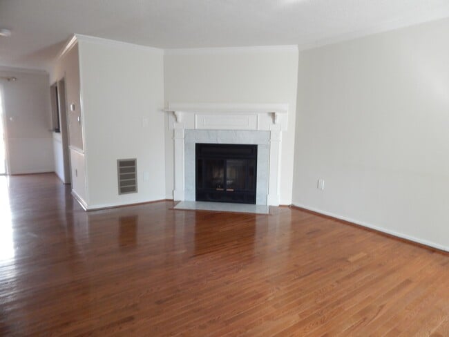 Building Photo - Fabulous TH with Garage! Great Location!