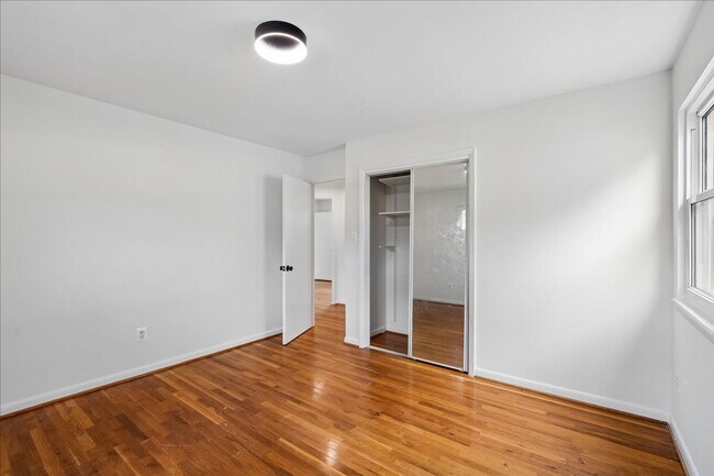 Building Photo - Remodeled in great location! 4 bedrooms 2 FB Walk to Metro
