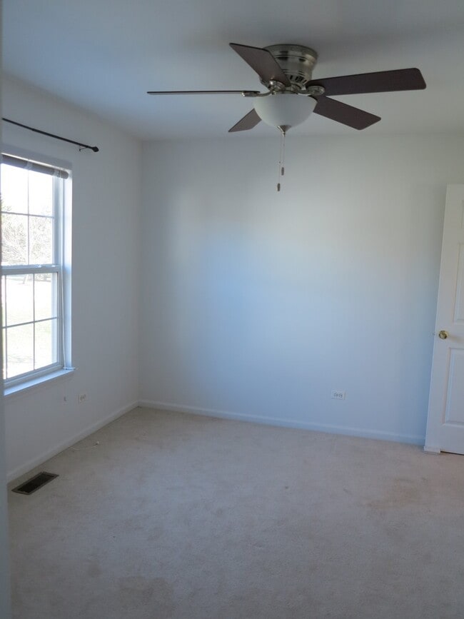 Building Photo - 1227 N Village Dr