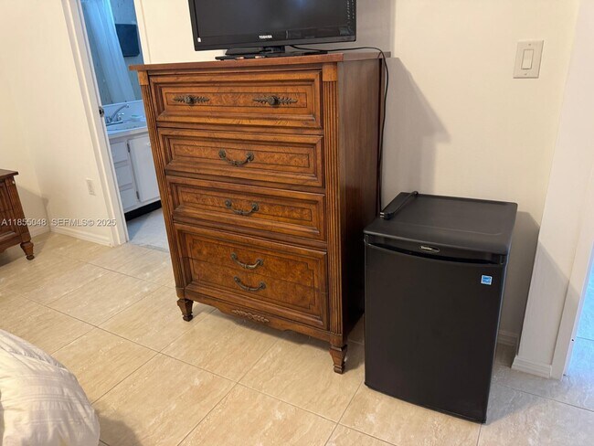 Building Photo - 7800 Carlyle Ave