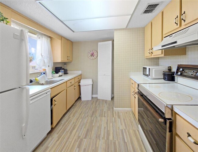 Building Photo - 553 Fairways Cir