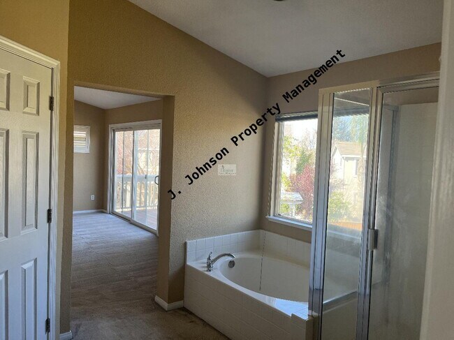 Building Photo - Large Pet Friendly Home!