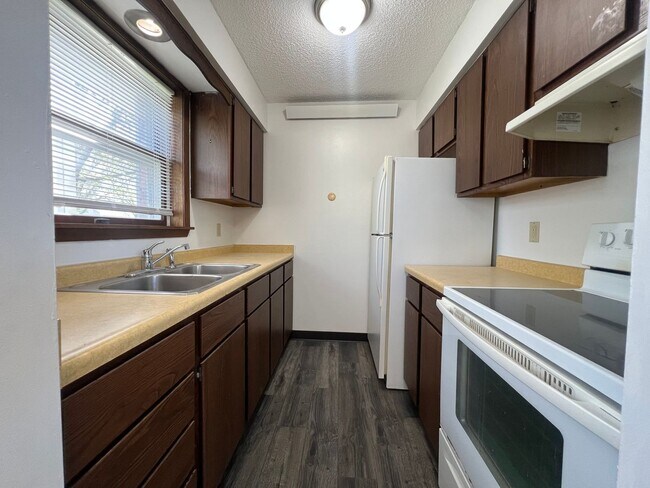 Building Photo - 1 bed 1 bath apartment with LVP flooring