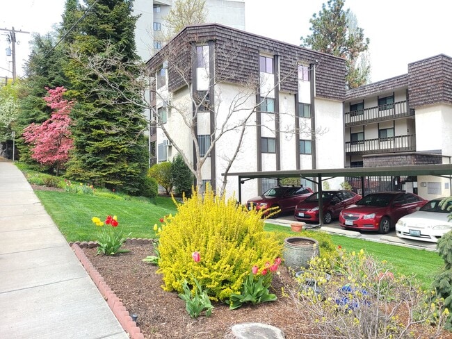 Building Photo - $1,650 - 2 Bed / 2 Bath Spacious Top Floor Condo (First Month Free!)