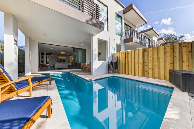 Building Photo - 1121 NE 17th Ave