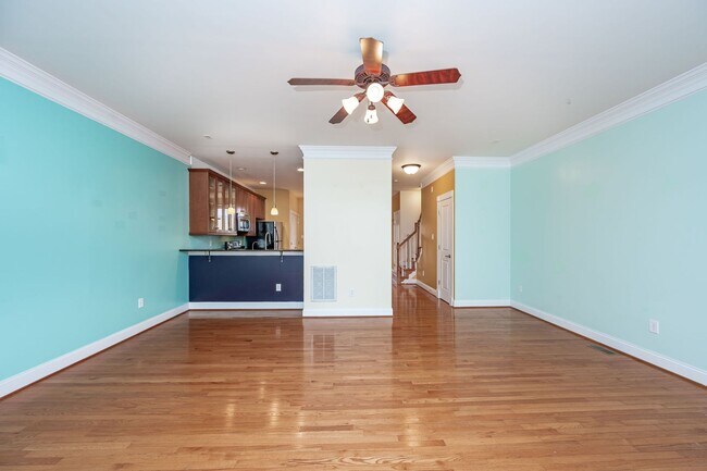 Building Photo - Modern 3BR/2.5BA Oregon Hill Townhome with 2-Car Garage — Walk to VCU & James River — $2,550/mo!