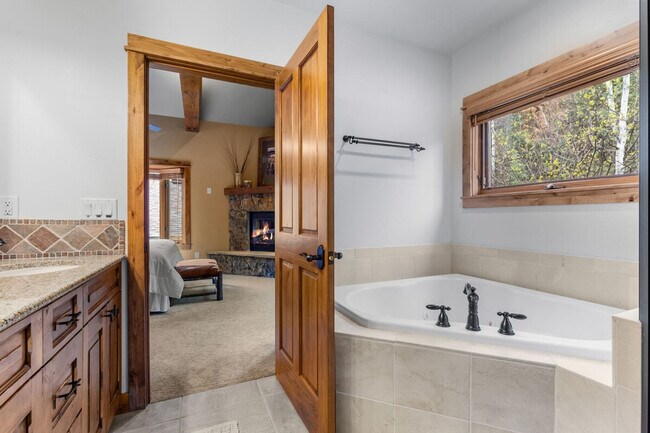 Building Photo - 2137 Overlook Dr