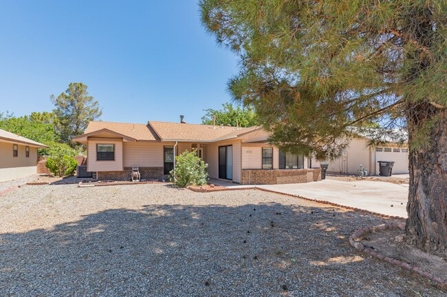 Building Photo - 3 Bedroom 2 Bath Home