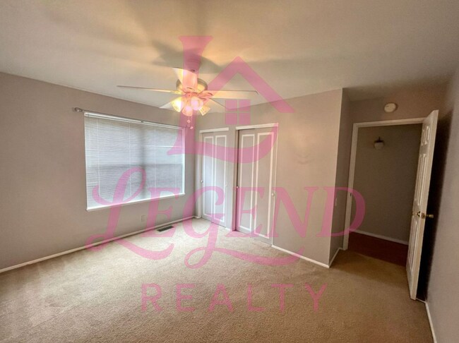 Building Photo - Spacious 2 Bed, 1.5 Bath Condo/Townhome in...