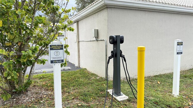 Building Photo - 2803 N Oakland Forest Dr