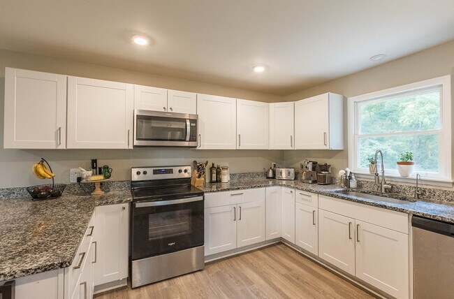 Building Photo - 210 Elliott Ct