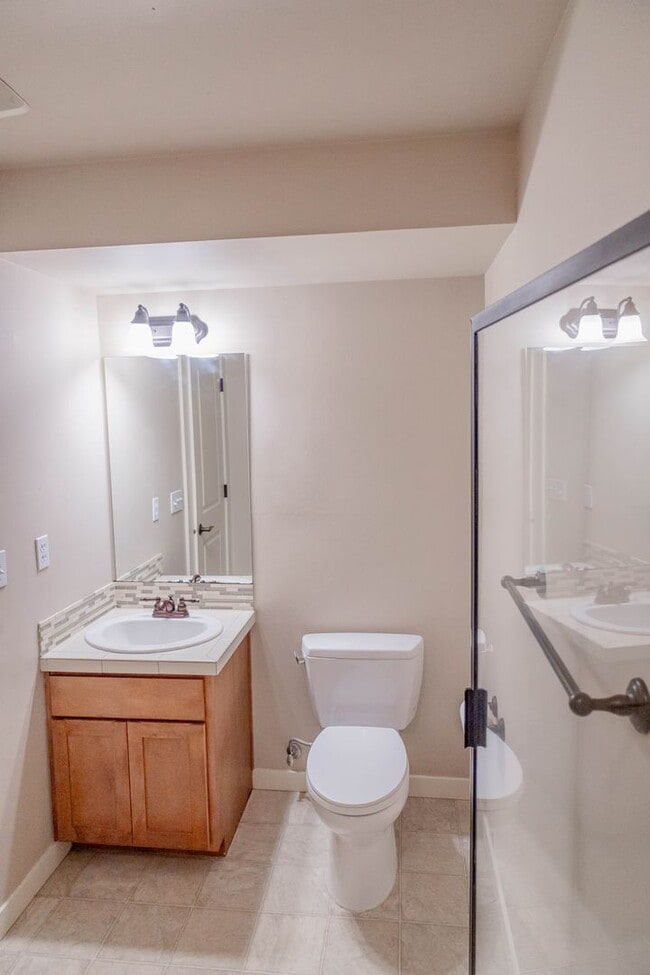 Building Photo - Townhouse Move-In Special – Half Month Free! Beautiful townhouse 3 beds 2.5 baths and garage.