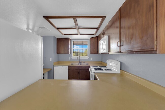 Building Photo - NEWLY REMODELED 2 BEDROOM CONDO!