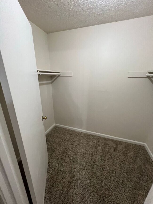 Building Photo - READY NOW! Top-Floor 2 Bedroom, 2 Bath Uni...