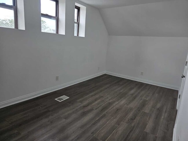 Building Photo - 2611 S Troy St