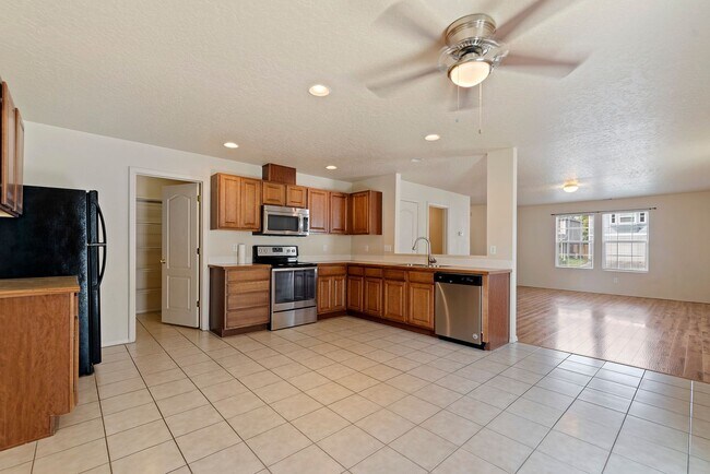 Building Photo - Very Clean 3 Bedroom Home with Community P...
