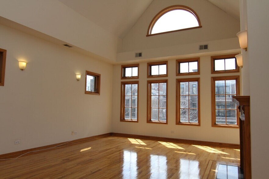 Building Photo - 844 W Buckingham Pl