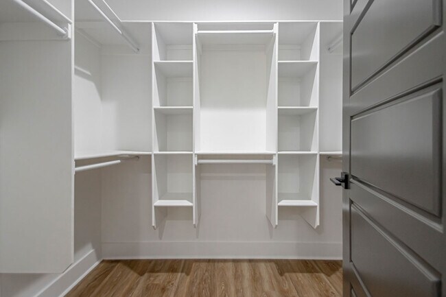 Building Photo - 324 S Schiller St