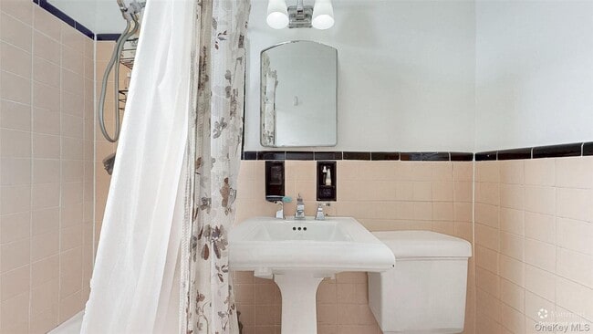 Building Photo - 105-25 64th Ave