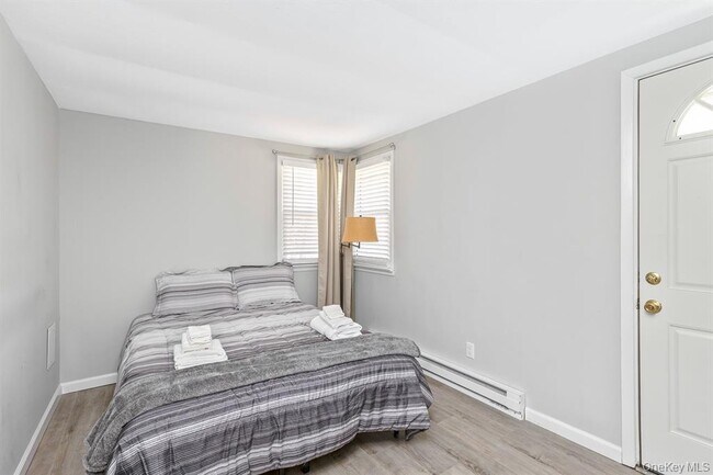 Building Photo - 572 Montauk Hwy