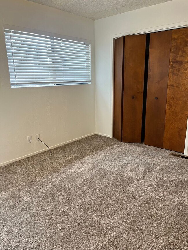 Building Photo - 2 bedroom, 1 bath condo with garage