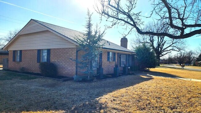 Building Photo - Beautiful 3 Bed 2 Bath Corner Lot