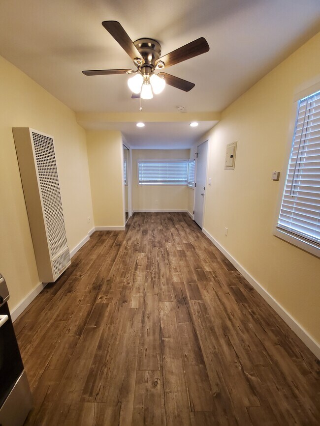 Building Photo - 10404 S Main St