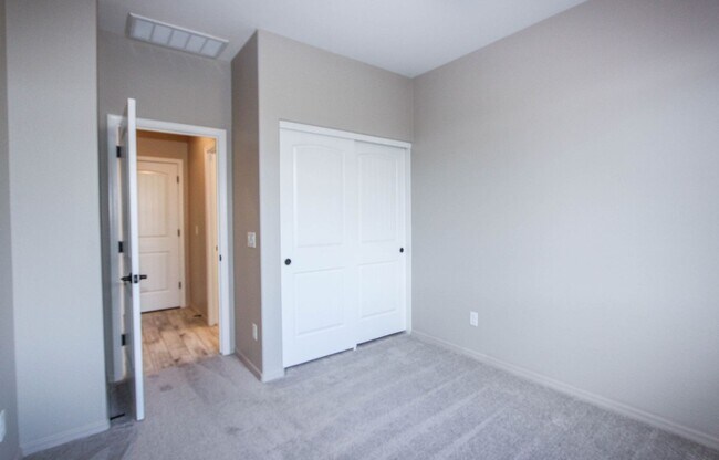 Building Photo - Four Bedroom Saddlewood Home