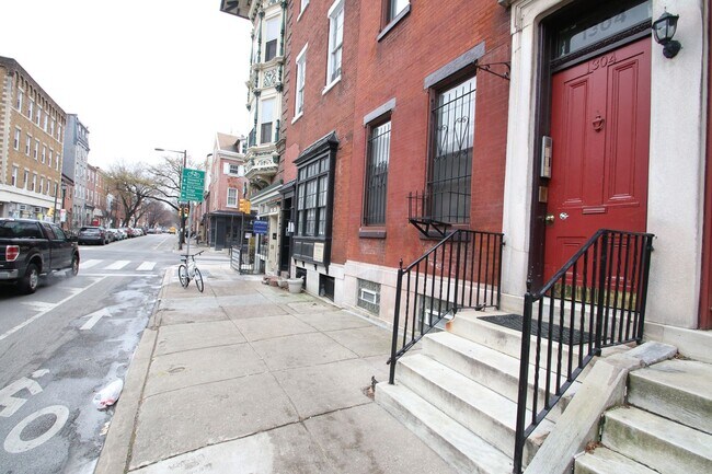 Building Photo - Spacious Bilevel 1 BR, 1.5 BA & More!*Avai...