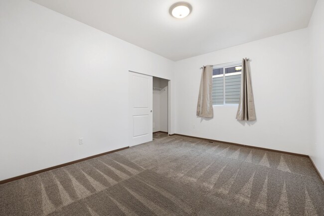 Building Photo - MOVE IN READY! 3 bed 2 bath Heat pump with...