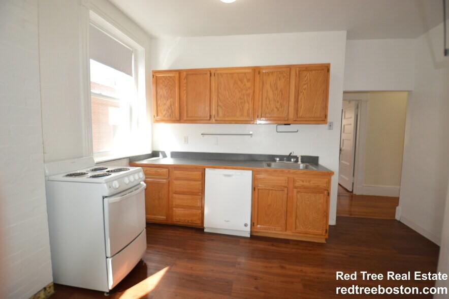 Building Photo - 1595 Beacon St