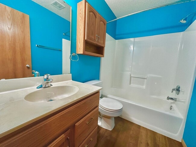 Building Photo - 3 Bed, 2 Bath Twinhome!