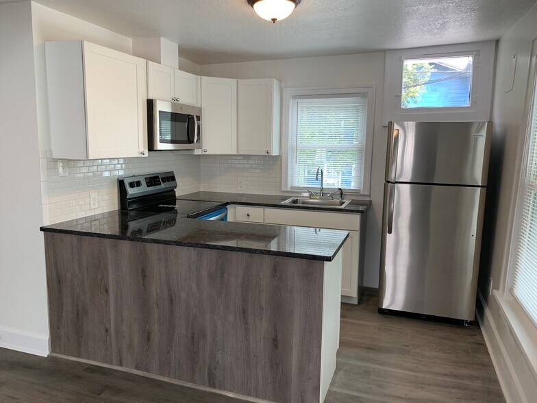 Building Photo - 2 Bed/1 Bath - Unit 12