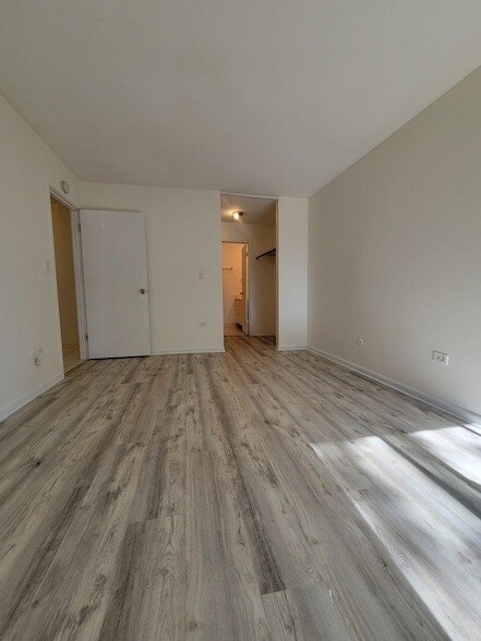 Building Photo - 810 E Shady Way
