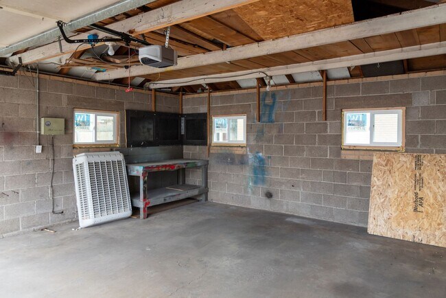 Building Photo - 3 Bed 2 Bath Home For Rent across from Slo...