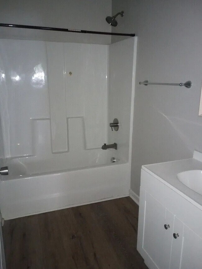 Building Photo - 3 Bedroom 2 Bathroom