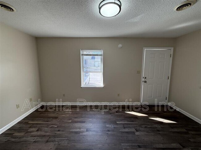 Building Photo - 1909 Cherokee Rd